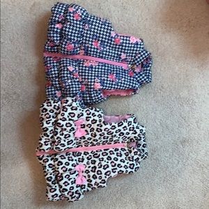 2 Puffer Vests